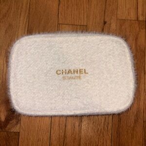 Chanel Beaute 2024 Limited Edition White Tweed Makeup Bag Pouch